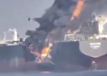 Поблизу Ормузької протоки зіткнулись два танкери, один з яких належить до тіньового флоту рф, і спалахнули (ВІДЕО)