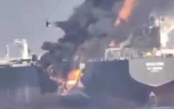 Поблизу Ормузької протоки зіткнулись два танкери, один з яких належить до тіньового флоту рф, і спалахнули (ВІДЕО)