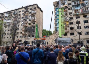 Іноземні дипломати побували на місці зруйнованого ракетою будинку у Києві (ФОТО)