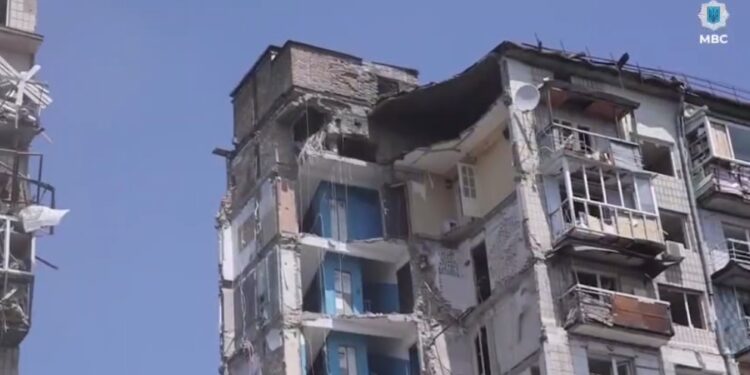 У Києві завершилась 39-годинна пошуково-рятувальна операція на місці влучання російської ракети – названа кількість жертв та поранених