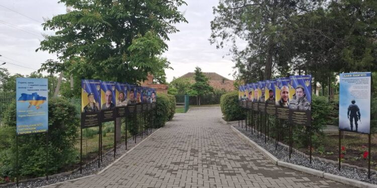 У гімназії №16 Миколаєва відкрили Алею пам’яті випускників, загиблих у російсько-українській війні (ФОТО)