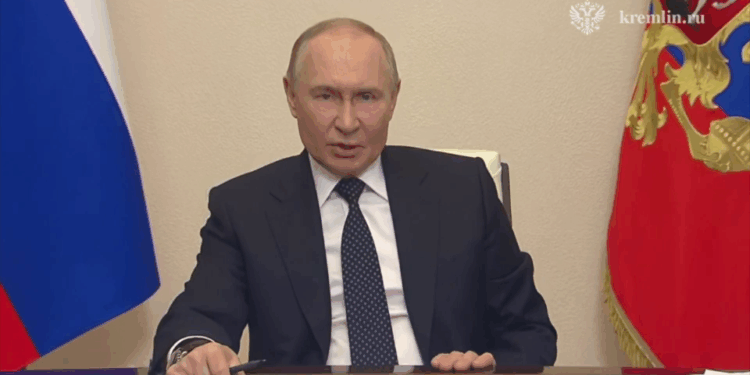 Заговорив, але не про літаки. Путін звинуватив українців в тероризмі і зриві перемовин