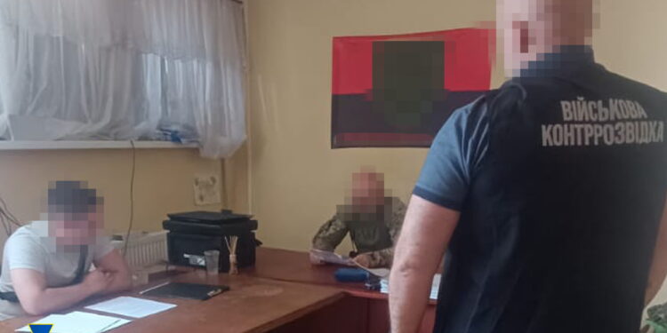 СБУ та Нацполіція викрили посадовця, який нарахував 35 млн грн «бойових» тиловому батальйону на Львівщині