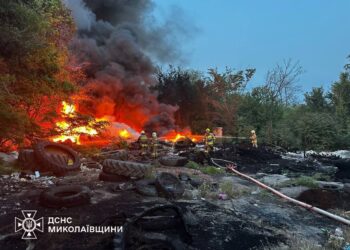 У Миколаєві вдалося локалізувати масштабне горіння шин (ФОТО)