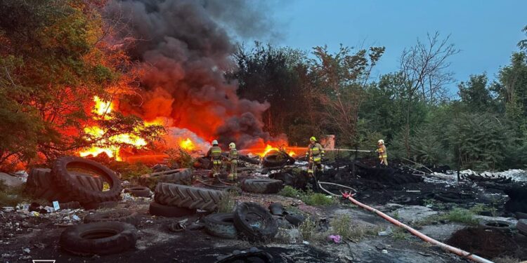 У Миколаєві вдалося локалізувати масштабне горіння шин (ФОТО)