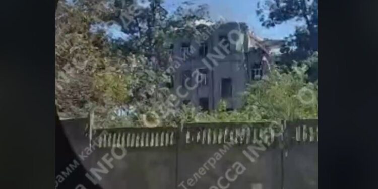 Ворог поцілив балістичними ракетами в ліцей у Білгород-Дністровському – під завалами можуть бути люди