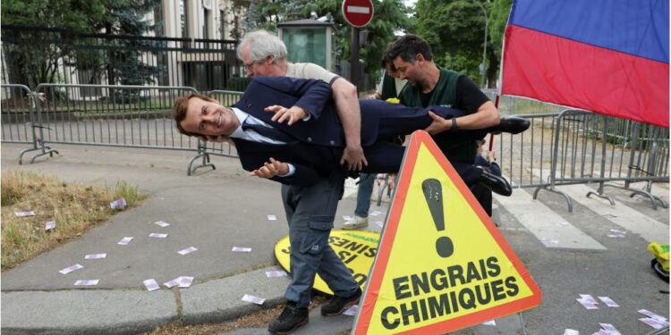 У Парижі активісти Грінпіс викрали з музею статую Макрона і відвезли до посольства РФ. Причина