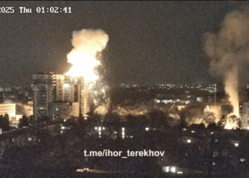 А так ворог вночі бомбив і обстрілював багатоповерхівки в Харкові (ВІДЕО)