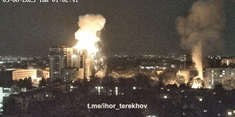 А так ворог вночі бомбив і обстрілював багатоповерхівки в Харкові (ВІДЕО)