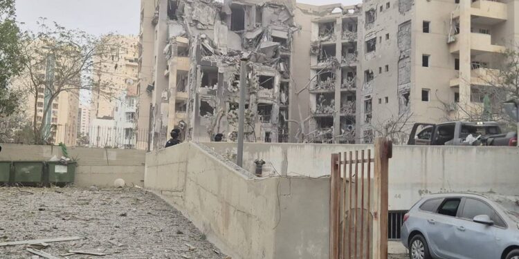 Іран поцілив ракетою у багатоповерхівку в Ізраїлі (ВІДЕО)