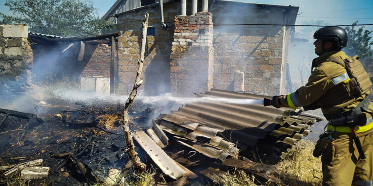 За добу на Миколаївщині вогнеборці ліквідували 17 пожеж, дві з них були через російські обстріли (ФОТО)