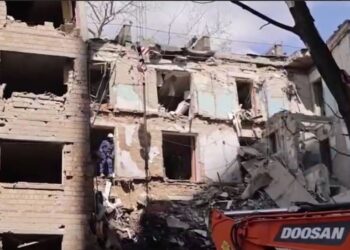 У Києві завершили пошуково-рятувальні роботи на місці вчорашнього влучання російської ракети – 9 загиблих