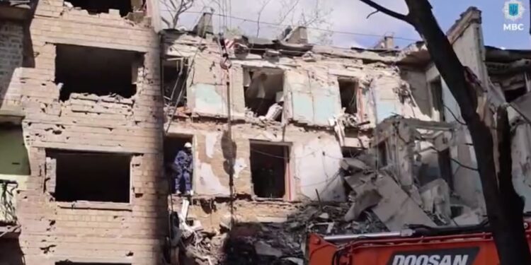 У Києві завершили пошуково-рятувальні роботи на місці вчорашнього влучання російської ракети – 9 загиблих