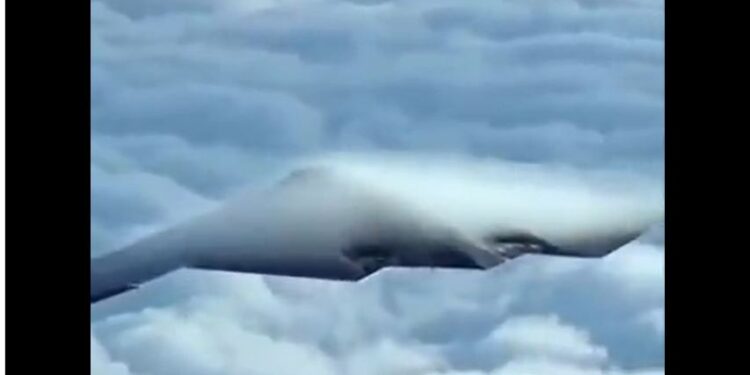 Трамп показав, як бомбив Іран (ВІДЕО)