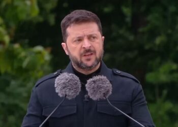 «Ми нація, що складається з громадян, які в силах відстояти те, у що вірять, і те, чого прагнуть» – привітання Президента України з Днем Конституції (ВІДЕО)