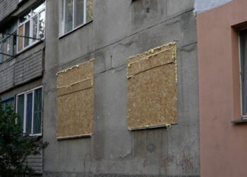 У Миколаєві ліквідують наслідки нічних «прильотів» поблизу житлового сектору – вибиті вікна «зашиють», – мер