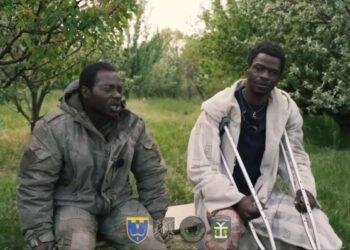 За “рускій мір”? Бійці ЗСУ взяли в полон двох камерунців (ВІДЕО)