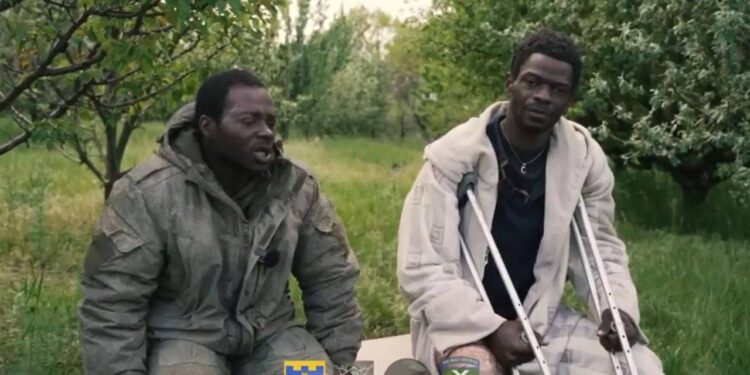 За “рускій мір”? Бійці ЗСУ взяли в полон двох камерунців (ВІДЕО)