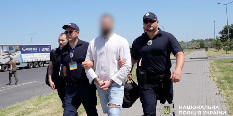 В Україну екстрадували організатора злочинної групи паліїв, який переховувався за кордоном (ФОТО, ВІДЕО)