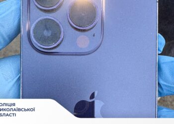 На Миколаївщині п’яна жінка на Volkswagen врізалась у припарковану Teslа – і почався скандальний детектив (ФОТО)