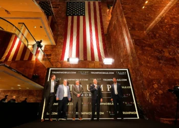 Поспішають. Діти Трампа хочуть запустити сервіс мобільного зв’язку і продавати золоті смартфони (ФОТО)