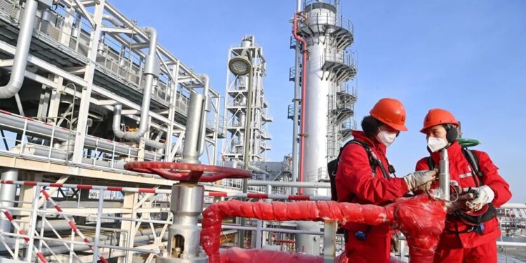 Китай закриє один з найбільших НПЗ, що переробляє нафту з рф, — Reuters