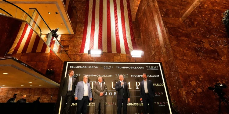 Поспішають. Діти Трампа хочуть запустити сервіс мобільного зв’язку і продавати золоті смартфони (ФОТО)