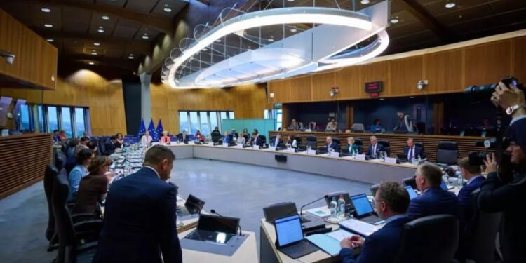 ЄС планує продовжити тимчасовий захист українців до 2027 року: що буде далі