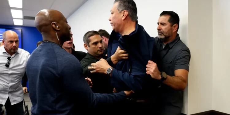 Черговий скандал в США – поліція поставила на коліна і вдягнула кайданки на сенатора (ФОТО, ВІДЕО)