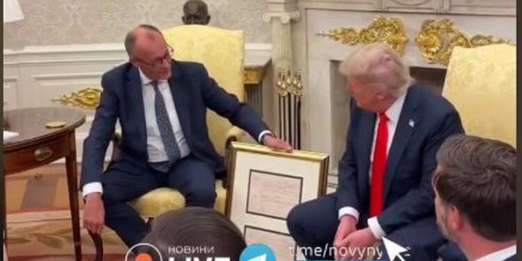 Мерц подарував Трампу свідоцтво про народження його дідуся-німця (ФОТО)