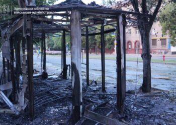 Запоріжжя пережило атаку ворожих «шахедів» – поранено двоє поліцейських, пошкоджені цивільне підприємство, автівки, будинки (ФОТО)