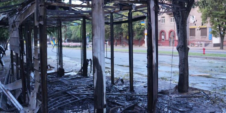 Запоріжжя пережило атаку ворожих «шахедів» – поранено двоє поліцейських, пошкоджені цивільне підприємство, автівки, будинки (ФОТО)