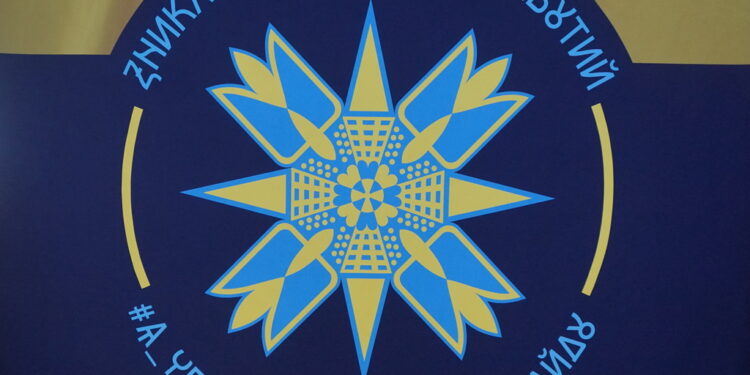 Антивоєнні артплакати, 15-метровий прапор та унікальність літери «щ» – у Миколаєві відкрилась виставка «De Facto – Status WAR» (ФОТО)