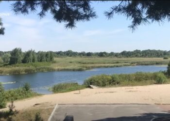 Ніби й не війна. Як будинки на відомчій базі митників у Конча-Заспі розкупили “правильні люди” – за борги (ФОТО, ВІДЕО)