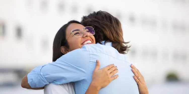 У Китаї з’явилась нова послуга: самотні жінки можуть купити чоловічі обійми