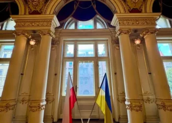 Театр у Кракові через погрози переніс український прапор з фасаду будівлі всередину приміщення