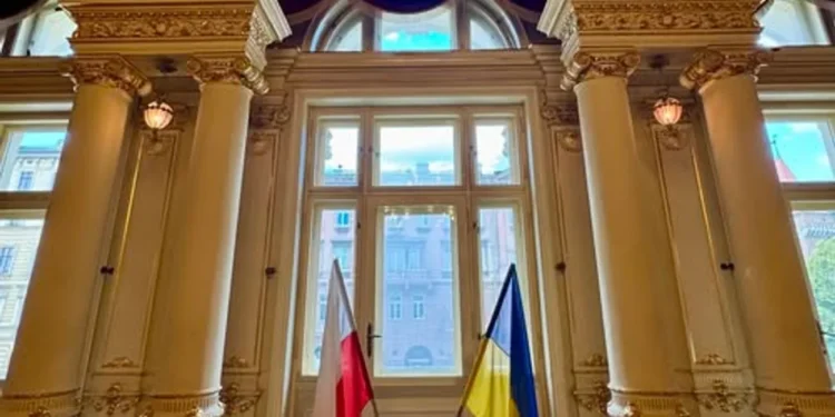 Театр у Кракові через погрози переніс український прапор з фасаду будівлі всередину приміщення