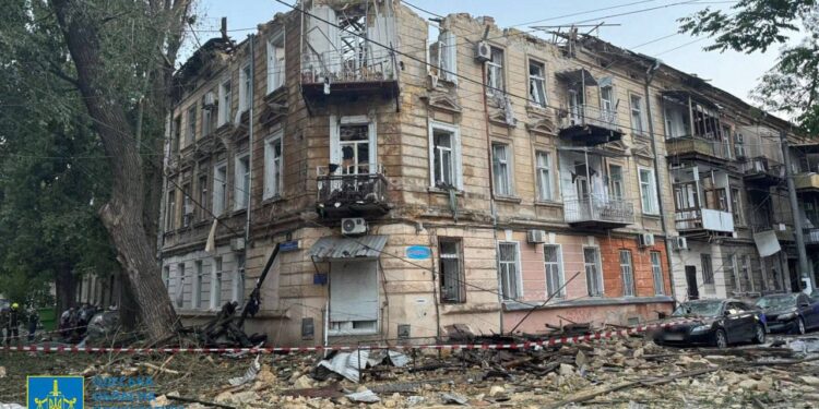 Двоє загиблих та 9 постраждалих внаслідок ворожої атаки БпЛА по Одесі (ФОТО)