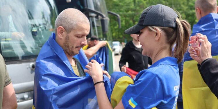Четвертий обмін за тиждень. Україна повернула ще одну групу полонених (ФОТО)