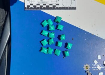 В Очакові мешканка Миколаєва розкладала «закладки» з психотропами – її затримали (ФОТО)