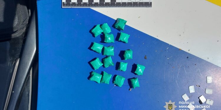 В Очакові мешканка Миколаєва розкладала «закладки» з психотропами – її затримали (ФОТО)