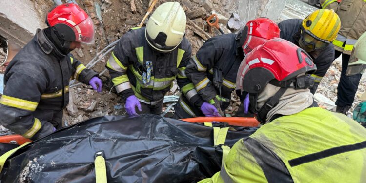 Кількість загиблих у Києві внаслідок вчорашньої російської атаки зросла до 21 (ФОТО)