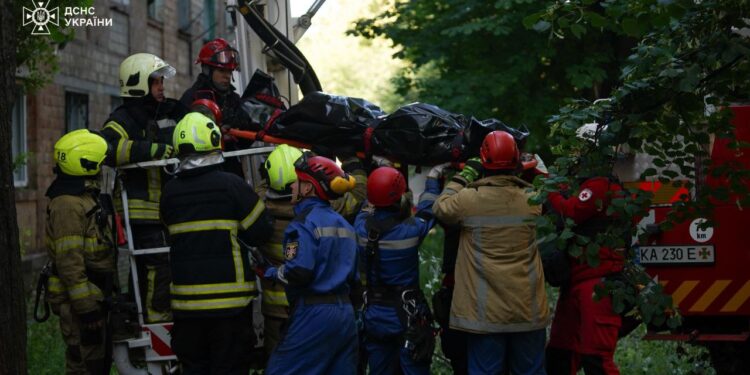 Кількість загиблих у Києві внаслідок російського удару в ніч на 23 червня зросла до 6 людей (ФОТО)