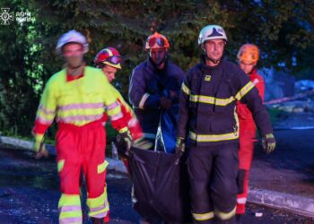 У Луцьку завершені пошуково-рятувальні роботи після вчорашнього удару – до 2 людей зросла кількість загиблих (ФОТО)