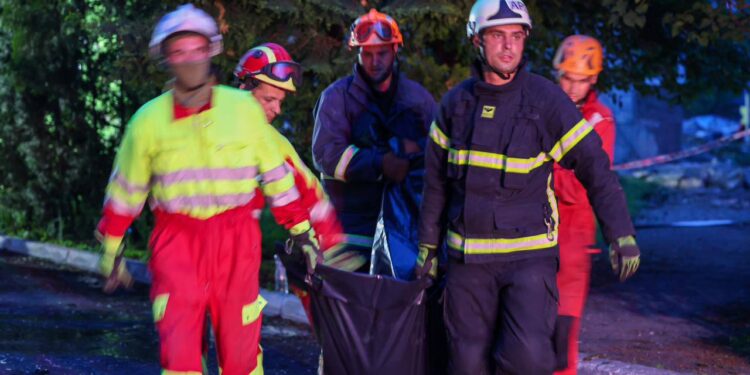 У Луцьку завершені пошуково-рятувальні роботи після вчорашнього удару – до 2 людей зросла кількість загиблих (ФОТО)