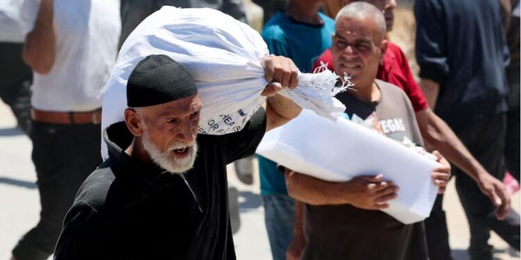 У Газі озброєні люди розграбували гуманітарний конвой – десятки вантажівок (ФОТО)