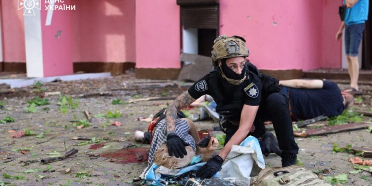 Росіяни вдарили КАБами по Харкову – загинула жінка, відомо про 16 поранених (ФОТО)