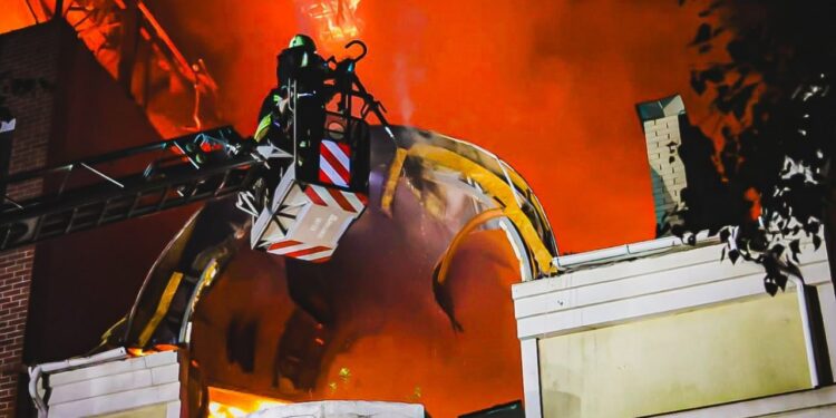 У Харкові та передмісті внаслідок атаки ворожих БпЛА – 4 постраждалих, серед яких двоє дітей, виникли пожежі (ФОТО, ВІДЕО)