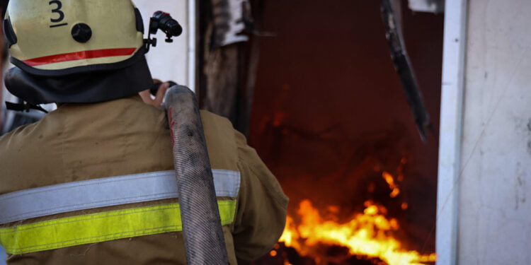 Вогнеборці Миколаївщини ліквідовують масштабну пожежу, спричинену ранковим комбінованим ворожим обстрілом (ФОТО)