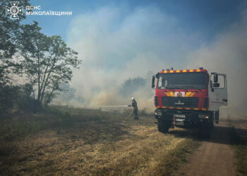 За добу на Миколаївщині – 16 пожеж. Одну, спричинену ворожим обстрілом, ще ліквідовують (ФОТО)